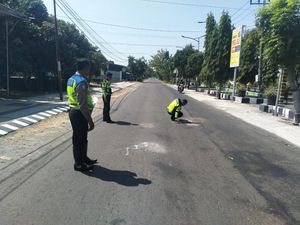 Ibu dan Anak Berboncengan Motor Tewas Terlindas Pikap di Magetan