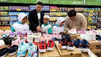 SEVP Digital Banking BSI Saut Parulian Saragih berbincang dan belanja bersama dengan anak-anak yatim didampingi perwakilan LAZ. Kegiatan ini terselenggara berkat kerja sama BSI dan tujuh lembaga amil zakat, yakni BSI Maslahat, Dompet Dhuafa, DT Peduli, Griya Yatim dan Dhuafa, LAZISMu, Rumah Yatim, dan Rumah Zakat.