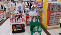 Sejumlah anak yatim berbelanja dalam acara Lebaran Anak Yatim yang diselenggarakan di salah satu pusat belanja di BSD, Tangerang, Sabtu (27/7/2024).
