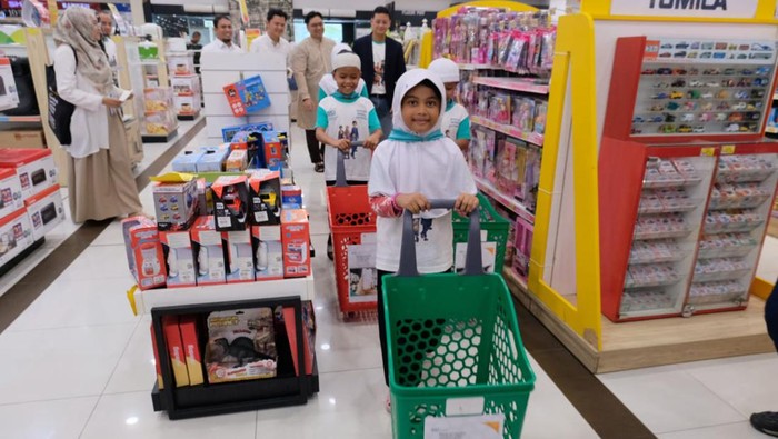 Membahagiakan Anak Yatim dengan Berbelanja Bersama Kolaborasi sejumlah lembaga menyelenggarakan Lebaran Anak Yatim untuk berbagi kebahagiaan. Kegiatan berupa belanja bersama sambil mengenalkan literasi syariah.