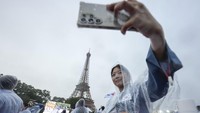 Kemudian perahu mengarah ke barat sejauh 6 kilometer di sepanjang Sungai Seine, lalu melewati jembatan bersejarah dan landmark ikonik. Seperti Notre-Dame dan Louvre, serta beberapa tempat pertandingan, termasuk Esplanade des Invalides dan Grand Palais. AP/Lee Jin-man