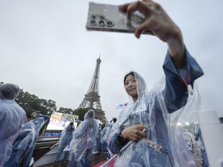Meriah Parade Atlet Meski Pembukaan Olimpiade Paris Diguyur Hujan Deras