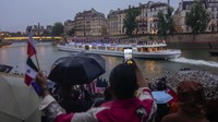 Olimpiade Paris 2024 resmi dibuka, itu ditandai dengan api menyala di cauldron, yang kemudian diangkat dengan balon udara ke langit. AP/Lindsey Wasson