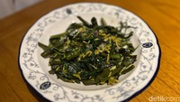 Sayuran kangkung bunga pepayanya juga bisa dipesan sebagai pelengkap. Rasanya tidak pahit, diolah dengan bumbu gurih yang pas. Cocok dimakan bersama lauk lainnya. Foto: Detikcom / Atiqa Rana