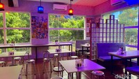 Konsep interiornya dibuat fun dengan warna-warni lampu dan interior bertema city pop yang ceria.