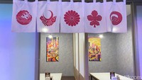 Izakaya ini menghadirkan area makan yang luas, berikut ruang privat berkonsep tatami. Pintu ruang privat ini akan ditutup pelayan saat tamu santap sehingga privasi dijamin terjaga.