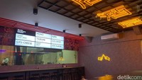 Ada juga area dapur semi terbuka yang bisa diintip pengunjung. Tercantum keterangan menu yang tersedia.