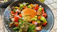 Gyutan Don Dabu-dabu (Rp 69 ribu) adalan nasi dengan topping lidah sapi, onsen egg, dan sambal dabu-dabu yang pedas segar. Topping lidah sapinya super lembut dan juicy!