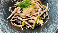 Jika mau mie pedas, Dry Ramen (Rp 65 ribu) layak dicoba. Ramen kering ini diberi topping irisan lidah sapi lembut dan telur rebus.