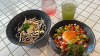 detikfood mencicipi menu-menu populer di sini. Tampilannya menggugah selera dan cocok dipesan untuk nongkrong bareng teman-teman!