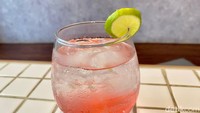 Untuk menyegarkan tenggorokan, coba pesan Spring Passion (Rp 35 ribu) di sini. Terdiri dari irisan lemon, elder flower, sirup sakura, mint, dan Sprite.