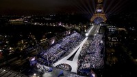 Upacara pembukaan atau opening ceremony Olimpiade Paris 2024 digelar meriah pada Jumat (26/7/2024) pukul 19.30 waktu Perancis atau Sabtu (27/7/2024) sekitar pukul 00.30 WIB waktu Indonesia. Olimpiade Paris 2024 digelar mulai tanggal 26 Juli sampai 11 Agustus 2024. (Olympic Broadcasting Services via AP)