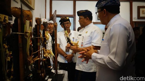 Pelaksanaan Pameran keris yang digelar oleh Dinas Kebudayaan bersama komunitas seni di Klungkung di Museum Semarajaya, Klungkung, Sabtu (27/7/2024). (Foto : Putu Krista detikBali).