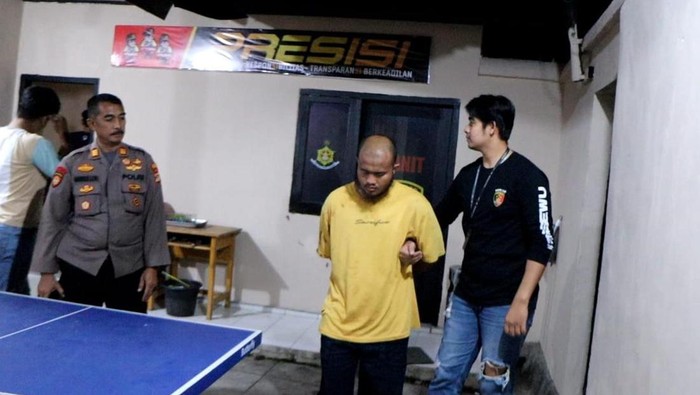 Pelaku Arfan Gunawan yang tikam tetangga hingga tewas di musala diamankan.