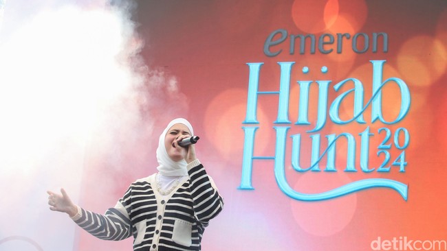 Ada juga Tamara Saidina sebagi alumni Hijab Hunt 2017 dan berhasil mendapatkan runner up 2. “Waktu itu masa karantina banyak banget ilmu yang aku dapat. Belajar catwalk juga dan membaca Al-Qur’an bersama juga. Ajang ini sangat luar biasa yang punya bakat sayang banget dipendam. Aku juga bisa umrah pertama kali dari Hijab Hunt,” ujarnya.  Foto: Rifkianto Nugroho.