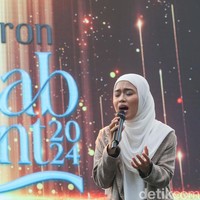 Mutiara Putri Alla, alumni Hijab Hunt 2016 ia mengatakan pada saat itu menampilkan bakat bernyanyi dan masuk ke tahap grand final. “Pengalaman waktu audisi Hijab Hunt itu pembuka jalan dari situ aku berani belajar di atas panggung, explore, public speaking, dan makeup. Aku bisa makeup karena ikut Hijab Hunt, mau memang dan kalah jangan pantang menyerah. Acara ini bisa membuka jalan untuk sukses,” jelas wanita yang disapa Alla ini.  Foto: Rifkianto Nugroho.