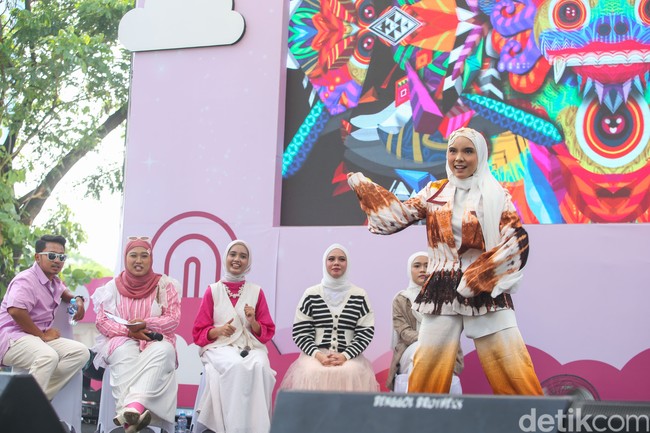 “Waktu Hijab Hunt aku baru pertama kali berhijab, aku kira jika sudah berhijab tidak bisa tampil ke panggung. Alhamdulillah semakin luas pertemanan, jobnya juga dan masih di kasih kesempatan naik ke atas panggung. Hijab itu bukan tantangan untuk muslimah untuk tetap berkarya,” kata Riska. Foto: Rifkianto Nugroho.