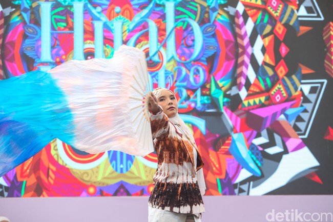 Wolipop sudah berbincang dengan Siti Hajar Riska, Fazah F Shalihah, Mutiara Putri Alla dan Tamara Saidina. Bagaimana kabar para alumni Hijab Hunt? Salah satunya ada Siti Hajar Riska dari alumni Hijab Hunt 2016, ia menunjukkan bakat menari, K-pop dan tradisional.  Foto: Rifkianto Nugroho.