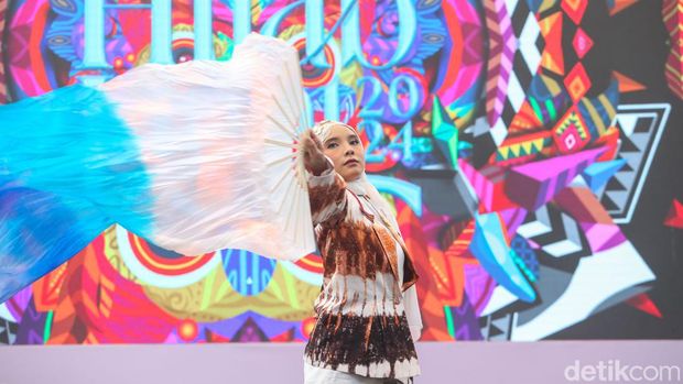 Alumni Emeron Hijab Hunt tampil dalam serangkaian audisi Emeron Hijab Hunt 2024 Jabodetabek di Summarecon Mall Bekasi, Sabtu (27/7/2024).