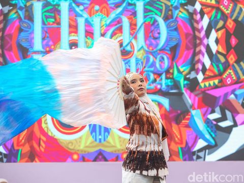 Penampilan Alumni Emeron Hijab Hunt Alumni Emeron Hijab Hunt tampil dalam serangkaian audisi Emeron Hijab Hunt 2024 Jabodetabek di Summarecon Mall Bekasi, Sabtu (27/7/2024).