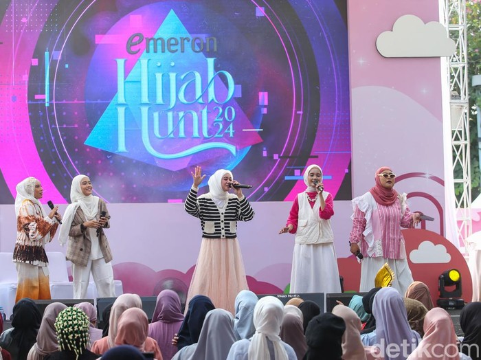 Alumni Emeron Hijab Hunt tampil dalam serangkaian audisi Emeron Hijab Hunt 2024 Jabodetabek di Summarecon Mall Bekasi, Sabtu (27/7/2024).