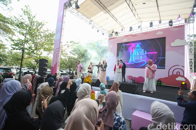 Elwina Wilianto merupakan pemenang ketiga Emeron Hijab Hunt 2023. Ia aktif di media sosial sebagai akun @ceritaibun__. Ia juga mengucapkan momen yang tak terlupakan saat mengikuti Emeron Hijab Hunt 2023. “Tapi ya yang paling membekas bagi aku adalah masa karantina. Rasanya deg-degan itu. Kalau kita tiga hari dan bisa umrah Alhamdulillah,” pungkasnya. Mau bersinar seperti mereka? Yuk langsung ikutan Emeron Hijab Hunt selanjutnya di kota Solo dan audisi online! Acara ini didukung oleh Emeron Hijab Shampoo, Social Media KipasKipas, EZnet the name by Telkomsel Internet Mudah Murah Untuk Seisi Rumah dan GIS Travel Sahabat Umrah dan Haji Anda. Foto: Rifkianto Nugroho.