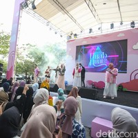 Elwina Wilianto merupakan pemenang ketiga Emeron Hijab Hunt 2023. Ia aktif di media sosial sebagai akun @ceritaibun__. Ia juga mengucapkan momen yang tak terlupakan saat mengikuti Emeron Hijab Hunt 2023. “Tapi ya yang paling membekas bagi aku adalah masa karantina. Rasanya deg-degan itu. Kalau kita tiga hari dan bisa umrah Alhamdulillah,” pungkasnya. Mau bersinar seperti mereka? Yuk langsung ikutan Emeron Hijab Hunt selanjutnya di kota Solo dan audisi online! Acara ini didukung oleh Emeron Hijab Shampoo, Social Media KipasKipas, EZnet the name by Telkomsel Internet Mudah Murah Untuk Seisi Rumah dan GIS Travel Sahabat Umrah dan Haji Anda. Foto: Rifkianto Nugroho.