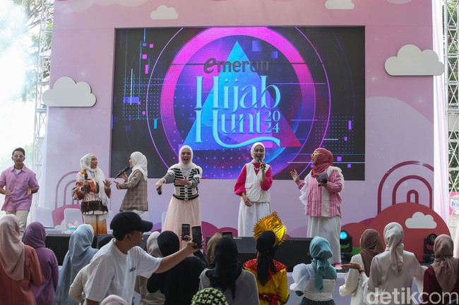 Audisi Emeron Hijab Hunt 2024 berjalan meriah di Parkir Downtown Summarecon Mall Bekasi (27/7/2024). Para peserta sudah tak sabar untuk menunjukkan bakatnya di depan para juri. Di tengah jalannya audisi, para alumni ikut hadir memberikan dukungan dan semangat untuk peserta audisi Emeron Hijab hunt 2024. Foto: Rifkianto Nugroho.