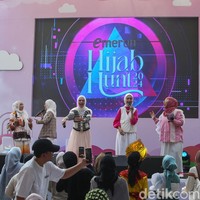 Audisi Emeron Hijab Hunt 2024 berjalan meriah di Parkir Downtown Summarecon Mall Bekasi (27/7/2024). Para peserta sudah tak sabar untuk menunjukkan bakatnya di depan para juri. Di tengah jalannya audisi, para alumni ikut hadir memberikan dukungan dan semangat untuk peserta audisi Emeron Hijab hunt 2024. Foto: Rifkianto Nugroho.