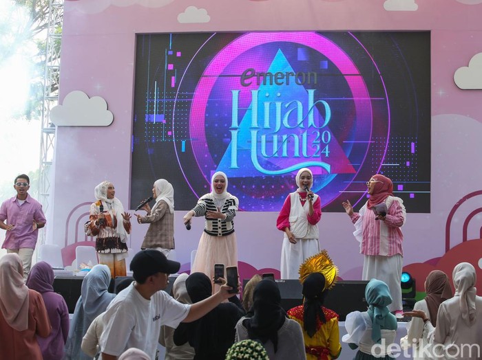 Alumni Emeron Hijab Hunt tampil dalam serangkaian audisi Emeron Hijab Hunt 2024 Jabodetabek di Summarecon Mall Bekasi, Sabtu (27/7/2024).