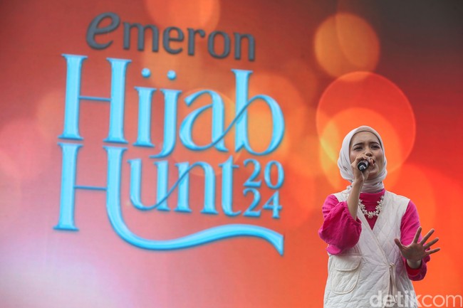Selanjutnya ada Fazah F Shalihah, alumni Emeron Hijab Hunt 2023 mempunyai bakat bernyanyi. Ia juga menjelaskan pengalaman selama mengikuti Emeron Hijab Hunt 2023. “Waktu itu kan setelah pandemi dan setelah ada. Jadi waktu karantina itu momen yang paling ditunggu ternyata di karantina itu seru banget. Bisa satu lantai dengan finalis lainnya dari berbagai kota. Malahan yang bikin kangen itu masa karantina susah dan senangnya bersama,” lanjutnya. Foto: Rifkianto Nugroho.