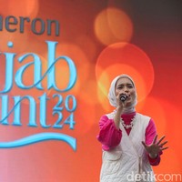 Selanjutnya ada Fazah F Shalihah, alumni Emeron Hijab Hunt 2023 mempunyai bakat bernyanyi. Ia juga menjelaskan pengalaman selama mengikuti Emeron Hijab Hunt 2023. “Waktu itu kan setelah pandemi dan setelah ada. Jadi waktu karantina itu momen yang paling ditunggu ternyata di karantina itu seru banget. Bisa satu lantai dengan finalis lainnya dari berbagai kota. Malahan yang bikin kangen itu masa karantina susah dan senangnya bersama,” lanjutnya. Foto: Rifkianto Nugroho.