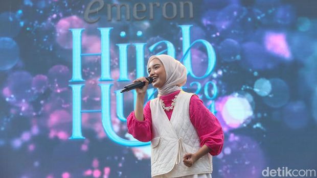 Alumni Emeron Hijab Hunt tampil dalam serangkaian audisi Emeron Hijab Hunt 2024 Jabodetabek di Summarecon Mall Bekasi, Sabtu (27/7/2024).