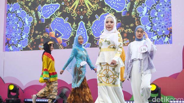 Penampilan Peserta Audisi Emeron Hijab Hunt 2024 Jabodetabek Peserta menampilkan bakatnya di atas panggung saat mengikuti Emeron Hijab Hunt 2024 di Bekasi, Sabtu (27/7/2024).