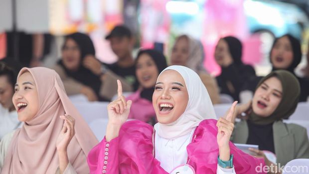 Penampilan Peserta Audisi Emeron Hijab Hunt 2024 Jabodetabek Peserta menampilkan bakatnya di atas panggung saat mengikuti Emeron Hijab Hunt 2024 di Bekasi, Sabtu (27/7/2024).