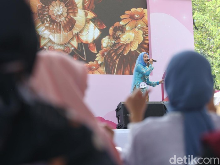 Peserta menampilkan bakatnya di atas panggung saat mengikuti Emeron Hijab Hunt 2024 di Bekasi, Sabtu (27/7/2024).