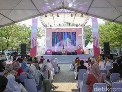 Nonton Aksi Melukis di Pasir di Audisi Emeron Hijab Hunt 2024