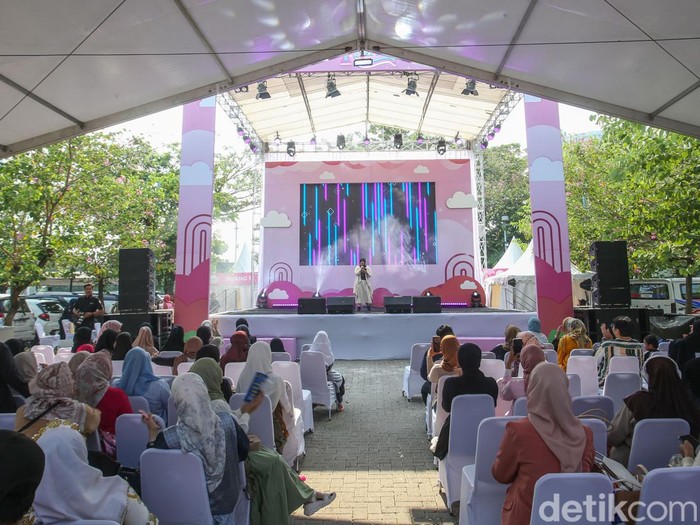 Peserta menampilkan bakatnya di atas panggung saat mengikuti Emeron Hijab Hunt 2024 di Bekasi, Sabtu (27/7/2024).