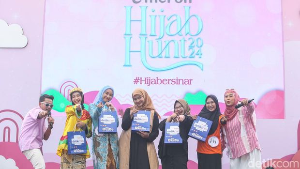 Penampilan Peserta Audisi Emeron Hijab Hunt 2024 Jabodetabek Peserta menampilkan bakatnya di atas panggung saat mengikuti Emeron Hijab Hunt 2024 di Bekasi, Sabtu (27/7/2024).