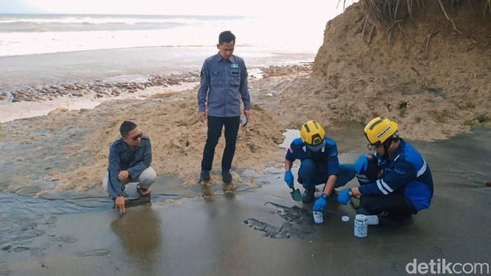 Pengambilan sampel cairan hitam di perairan Batu Penganten Sukabumi.