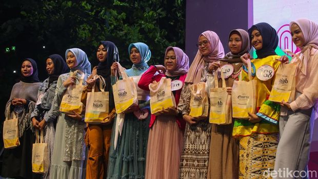 Pengumuman 20 Finalis Emeron Hijab Hunt 2024 Jabodetabek Dewan juri mengumumkan 20 finalis yang lolos audisi Emeron Hijab Hunt 2024 Jabodetabek yang digelar di Bekasi, Sabtu (27/7/2024).