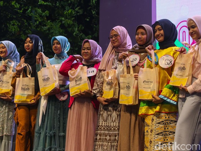 Peserta menampilkan bakatnya di depan juri saat mengikuti audisi Emeron Hijab Hunt 2024 di Bekasi, Sabtu (27/7/2024).