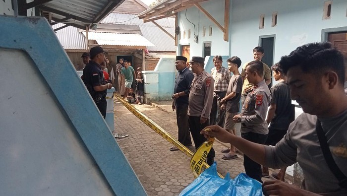 Petugas memasang garis polisi di lokasi penemuan mayat Ismail di Dompu, Sabtu (27/7/2024).