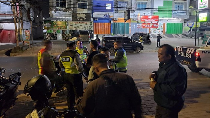 Polisi melakukan olah TKP kecelakaan motor