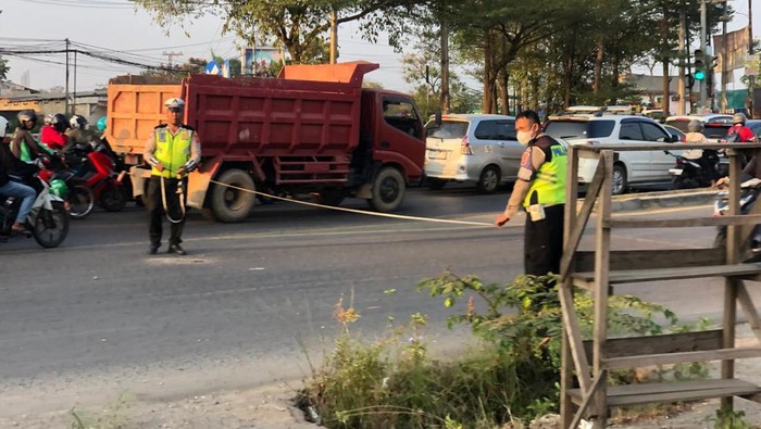 Polisi melakukan olah TKP pengendara motor yang jadi korban tabrak.