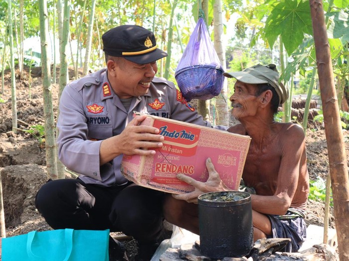 Polisi membantu masyarakat yang membutuhkan
