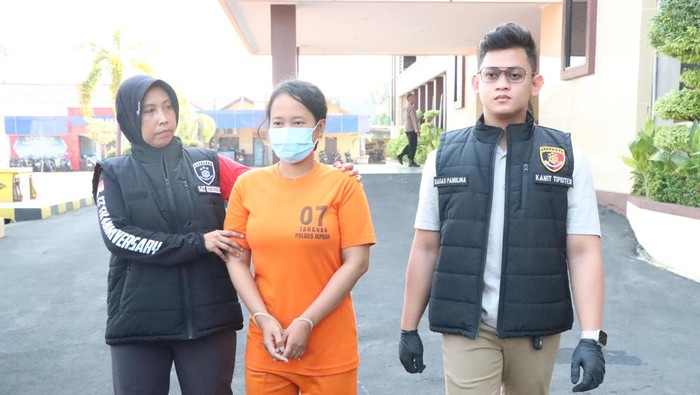 Polisi mengamankan selebgram KN usai mempromosikan judi online saat diamankan di Mapolres Jepara. Foto diunggah Sabtu (27/7/2024).