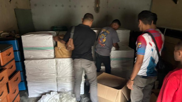 Polisi menyita belasan ribu bungkus rokok ilegal di Alor, Jumat (26/7/2024).