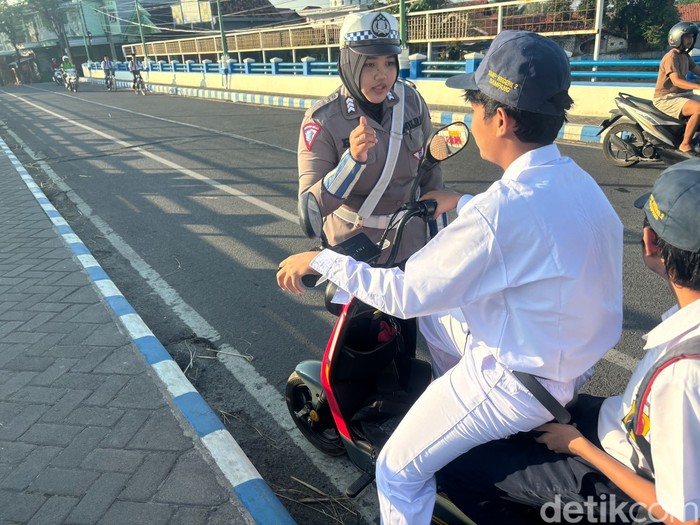 Polisi Sampang beri edukasi para pengendara sepeda listrik untuk patuh aturan berlalu lintas