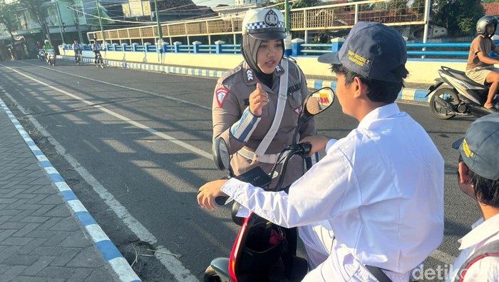 Polisi Sampang beri edukasi para pengendara sepeda listrik untuk patuh aturan berlalu lintas